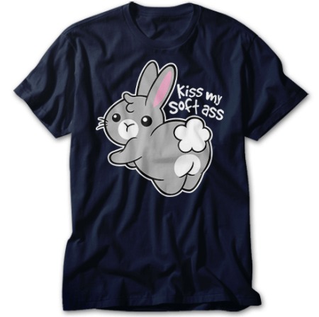 Granatowa koszulka z nadrukiem szarego królika z białym ogonem i napisem 'Kiss my soft ass'.