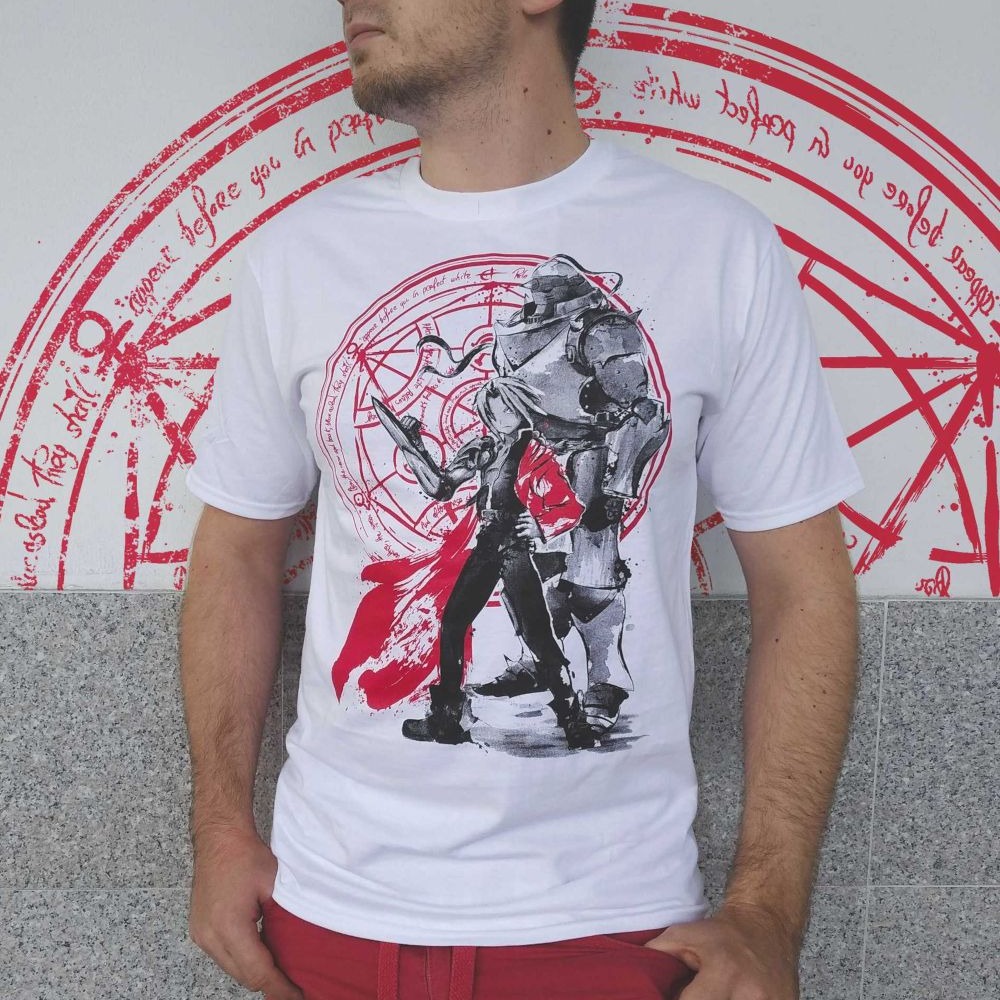Mężczyzna w białej koszulce z nadrukiem postaci z anime Fullmetal Alchemist, stojący na tle ściany z czerwonym okręgiem alchemicznym.