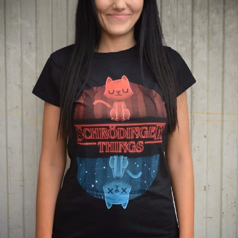 Czarna koszulka z nadrukiem stylizowanym na 'Stranger Things', przedstawiającym kota Schrödingera w dwóch stanach: żywego i martwego, na tle imitującym 'Upside Down'.