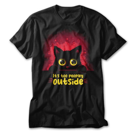 Czarna koszulka z grafiką czarnego kota z dużymi żółtymi oczami i napisem 'It's too peopley outside' na białym tle.