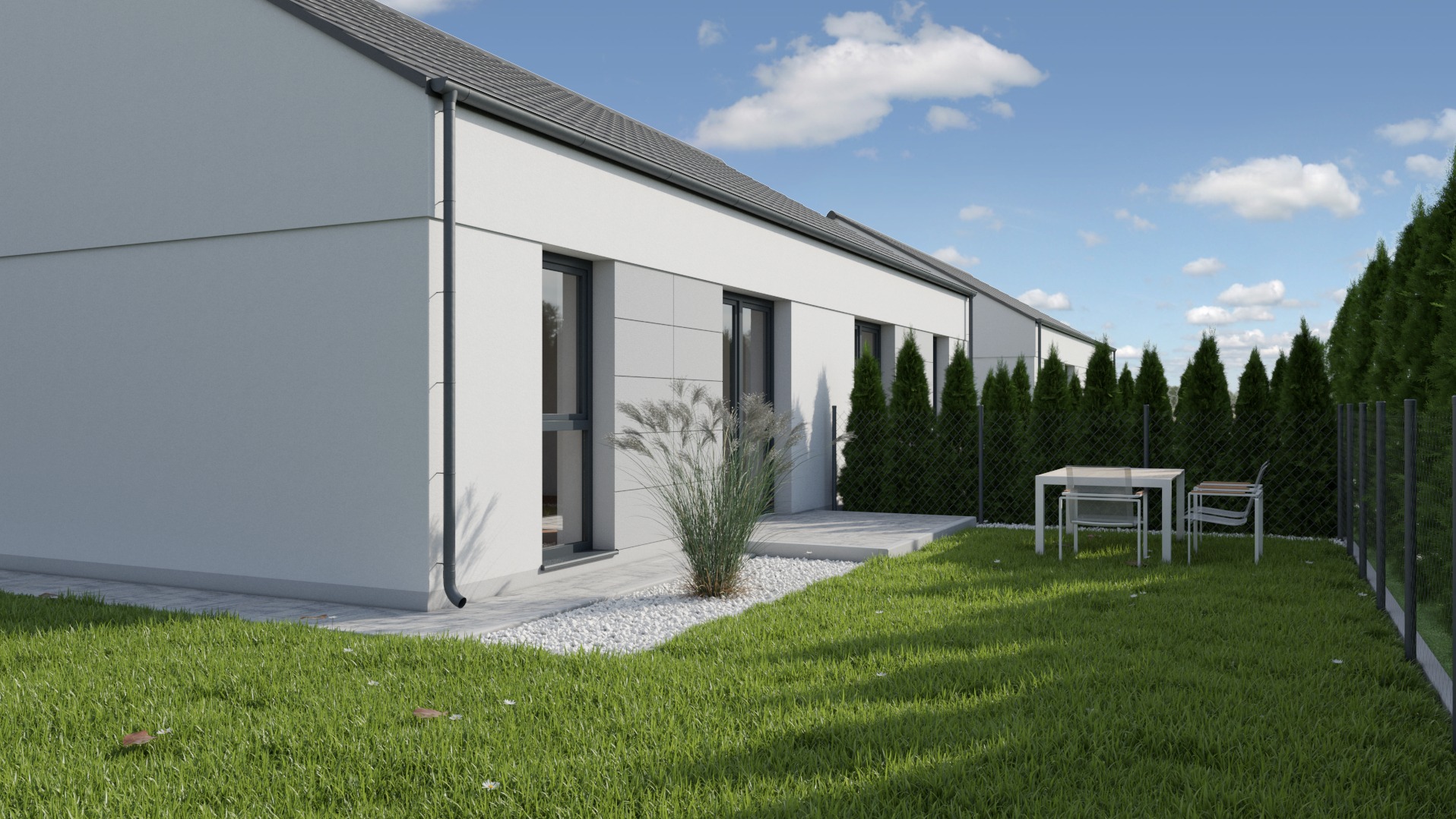 Wizualizacja nowoczesnego, parterowego domu z białymi ścianami, szarą dachówką i dużymi oknami, otoczonego trawnikiem, ozdobnymi kamieniami i tujami; na trawniku zestaw mebli ogrodowych.