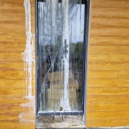 Usługa czyszczenia okien z bardzo trudnych zabrudzeń z tynku strukturalnego pozostawionych przez niechlujnych budowlańców.
