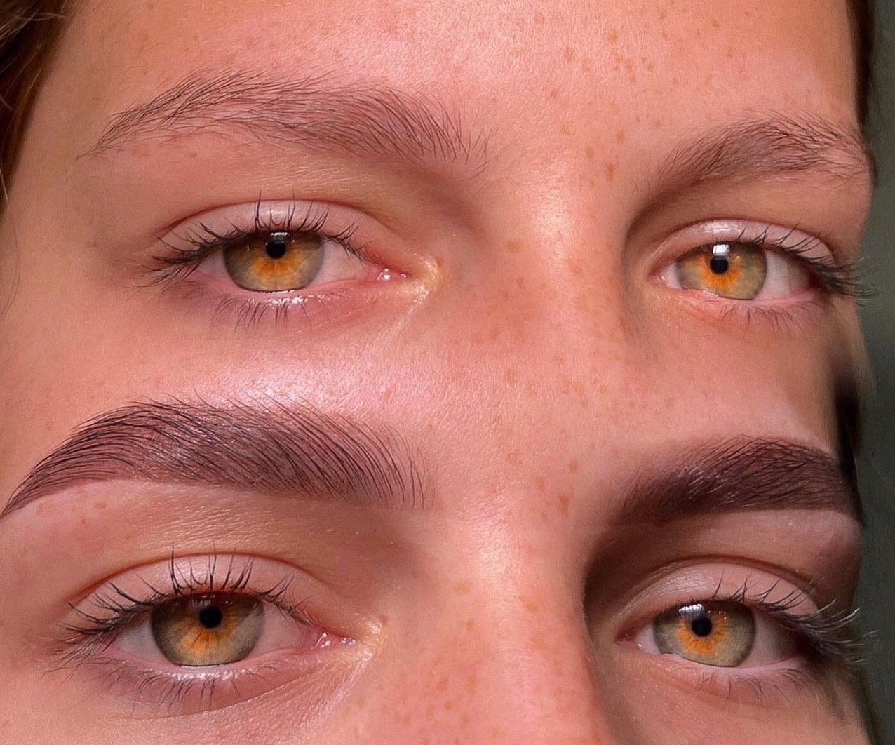 Zbliżenie na twarz z widocznymi brwiami przed i po zabiegu stylizacji; brwi po prawej stronie (dolne) są wyraźnie grubsze, ciemniejsze i bardziej zdefiniowane, kontrastując z naturalnym wyglądem...