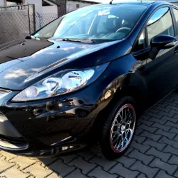 Ford Fiesta po 2-etapowej korekcie lakieru i zabezpieczeniu lakieru i felg powłoką ceramiczną.