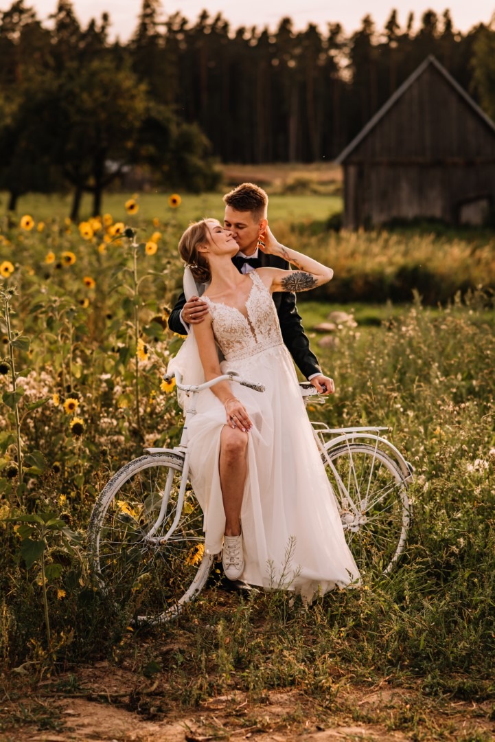 Sesja ślubna na polu słoneczników