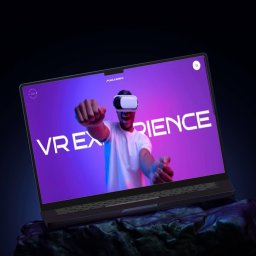 Michał Płatek - Laptop wyświetlający mężczyznę korzystającego z zestawu VR na tle fioletowo-niebieskim, z napisem 'VR EXPERIENCE'.