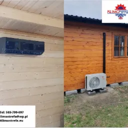 Montaż klimatyzacji w drewnianym domku: czarny klimatyzator wewnętrzny na jasnej boazerii i biała jednostka zewnętrzna na betonowych bloczkach przy ścianie z ciemnego drewna.