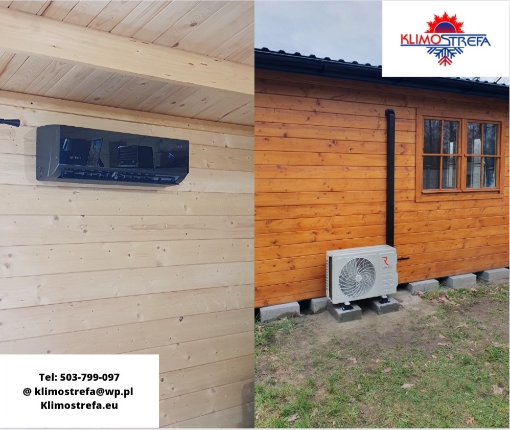 Montaż klimatyzacji w drewnianym domku: czarny klimatyzator wewnętrzny na jasnej boazerii i biała jednostka zewnętrzna na betonowych bloczkach przy ścianie z ciemnego drewna.