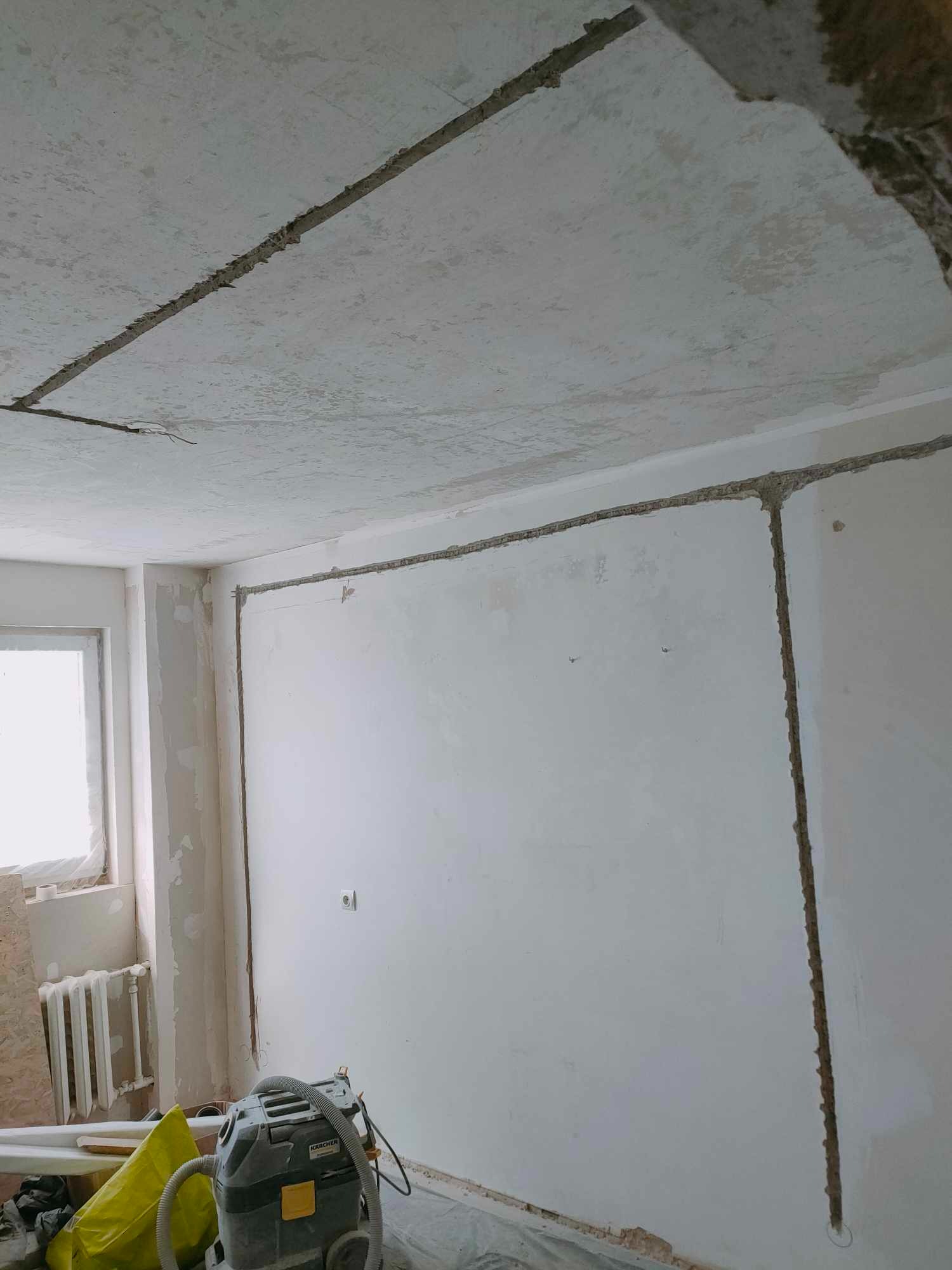 Przygotowanie ścian i sufitu do położenia gładzi, widoczne wycięte szczeliny dylatacyjne oraz odkurzacz przemysłowy Karcher.