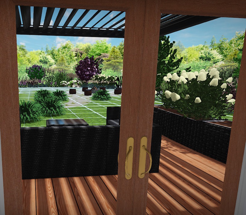 Widok przez otwarte drzwi na taras z drewnianą podłogą i rattanowymi meblami, zielony trawnik z geometrycznym wzorem i różnorodne rośliny w tle.