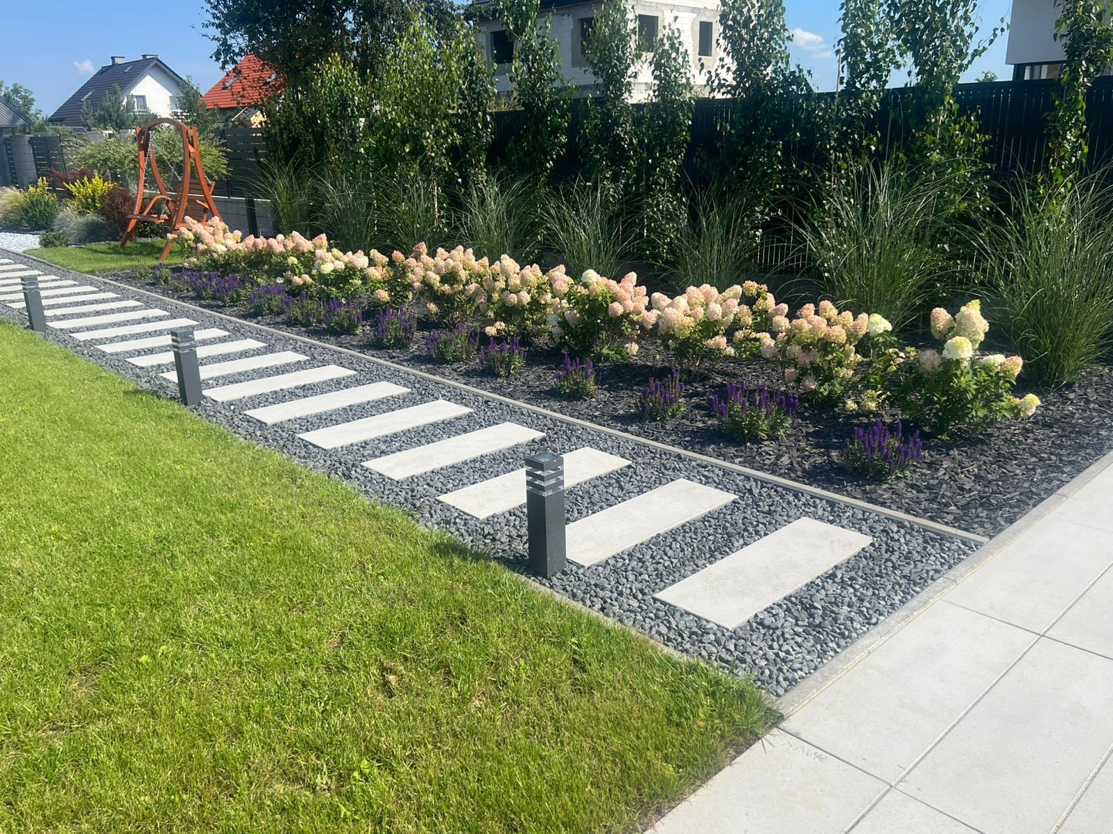 Metamorfoza ogrodu. Praca z klientem polegała na uporządkowaniu ogrodu, wydzieleniu stref, dobraniu roślin