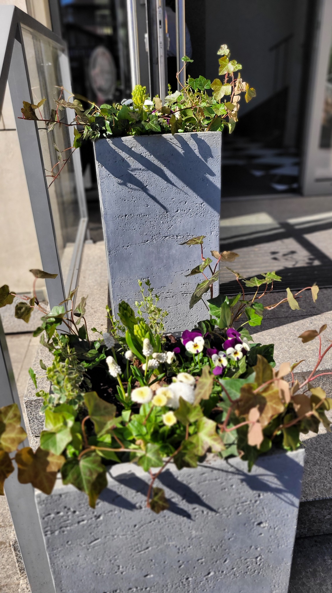 Wiosenna aranżacja patio wilanowskiej restauracji