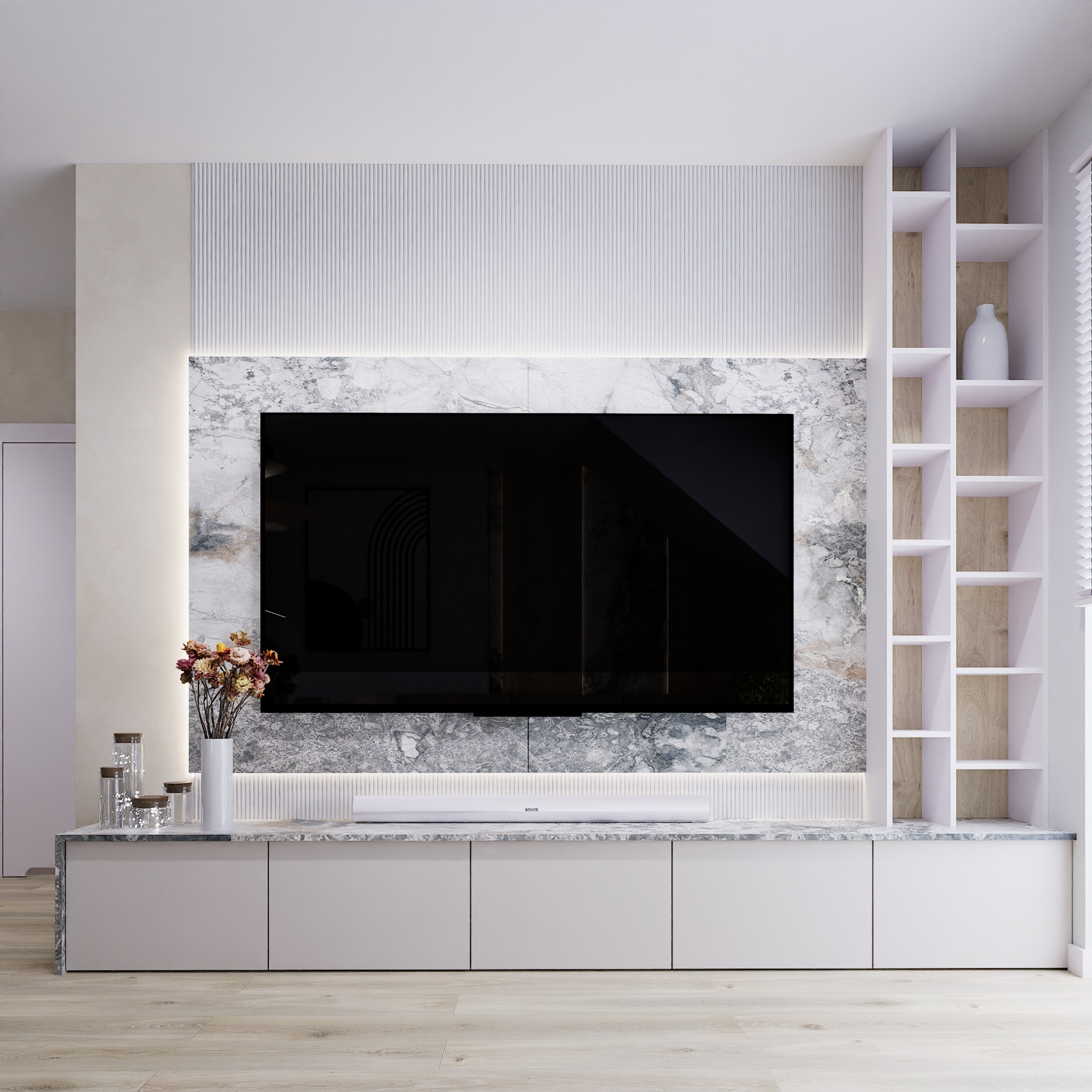 Elegancka aranżacja ściany TV z marmurowym panelem, subtelnym oświetleniem LED i minimalistycznymi półkami. Dekoracje kwiatowe i szklane pojemniki dodają uroku.