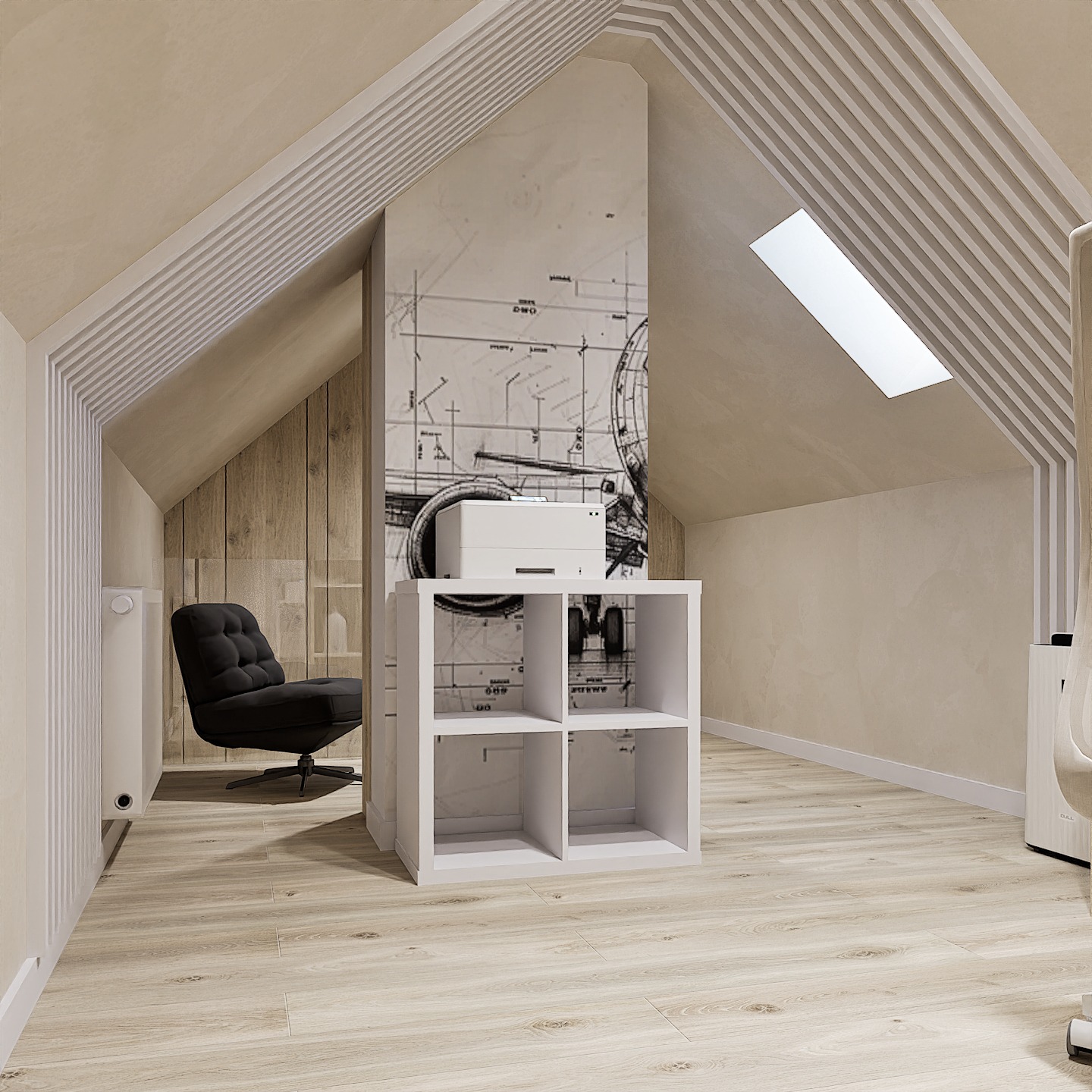 Biuro na poddaszu z oknem dachowym: czarne krzesło, biały regał z drukarką, ściana z mapą świata. Drewniana podłoga i beżowe ściany tworzą ciepłą atmosferę.