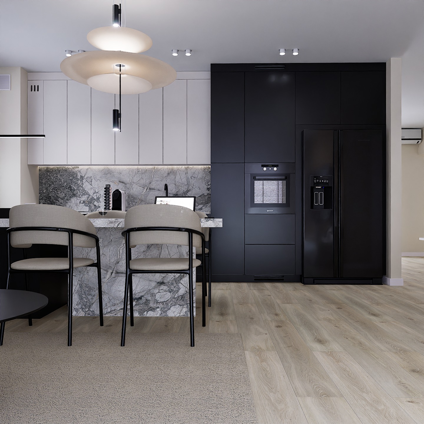 Nowoczesna kuchnia z marmurowym blatem, czarnymi szafkami i drewnianą podłogą. Nad wyspą designerska lampa. Krzesła barowe z beżową tapicerką.
