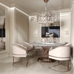 Załuczkowski Studio Interior Architecture - Elegancka jadalnia w jasnych barwach z okrągłym stołem z marmurowym blatem i złotą podstawą, otoczonym przez tapicerowane krzesła z metalowymi nogami. Nad stołem kryształowy żyrandol, a w tle...