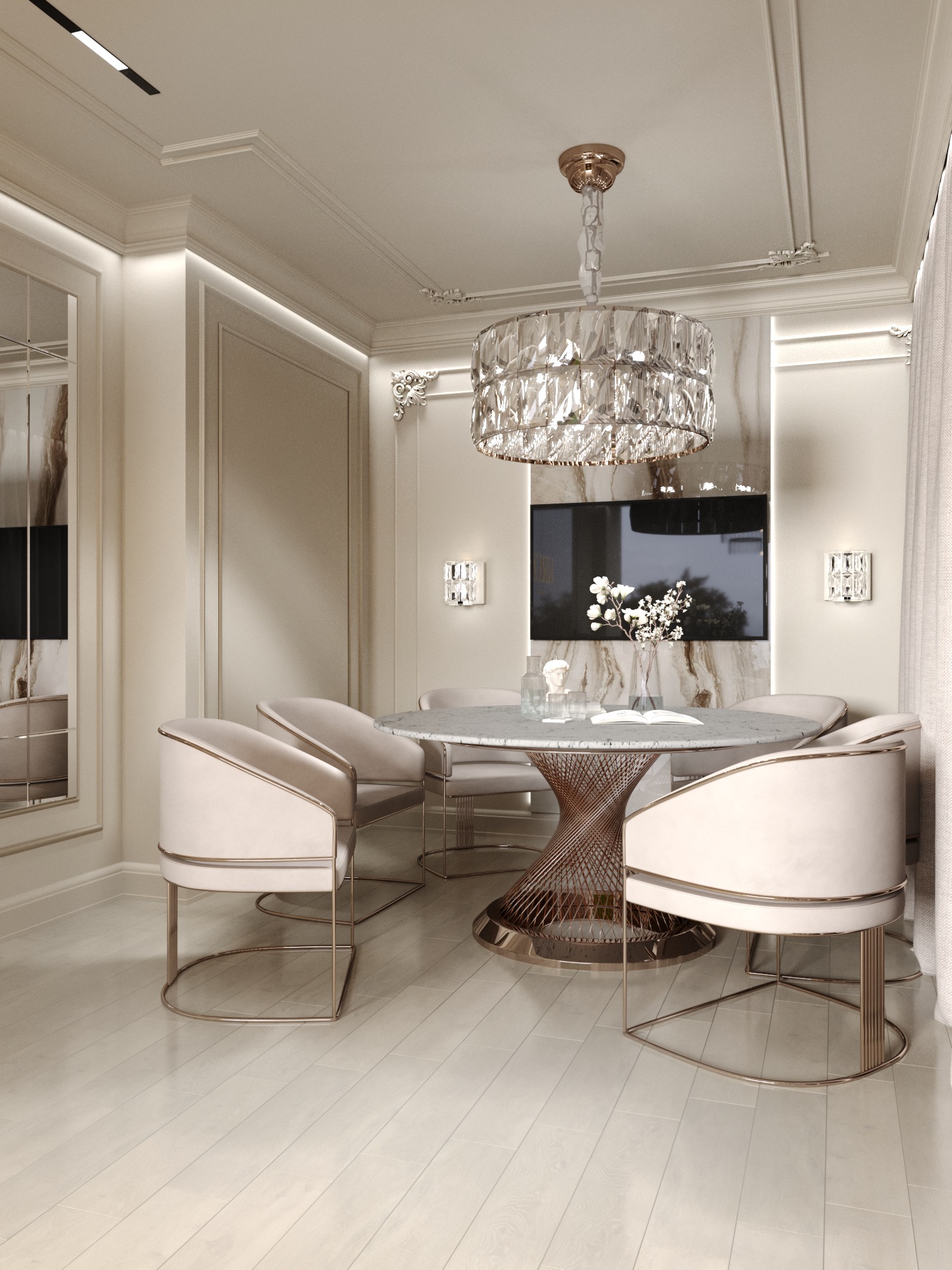 Elegancka jadalnia w jasnych barwach z okrągłym stołem z marmurowym blatem i krzesłami z beżową tapicerką oraz złotymi nogami. Nad stołem kryształowy żyrandol, w tle ściana z marmurowym wzorem...