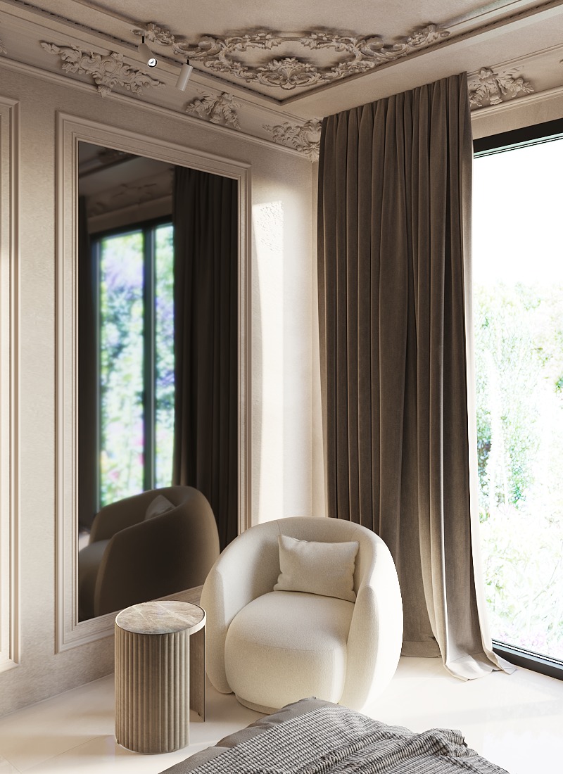 Elegancki pokój dzienny z beżowym fotelem, okrągłym stolikiem z marmurowym blatem i wysokim lustrem odbijającym wnętrze, doświetlony naturalnym światłem z okna z brązowymi zasłonami.