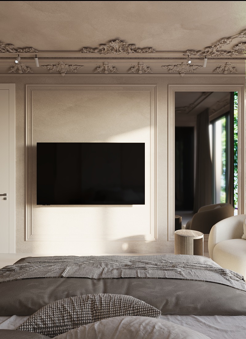 Elegancka sypialnia z telewizorem na ścianie w ozdobnej ramie, dekoracyjny sufit z listwami, widok na salon przez lustro, miękkie tekstylia na łóżku.