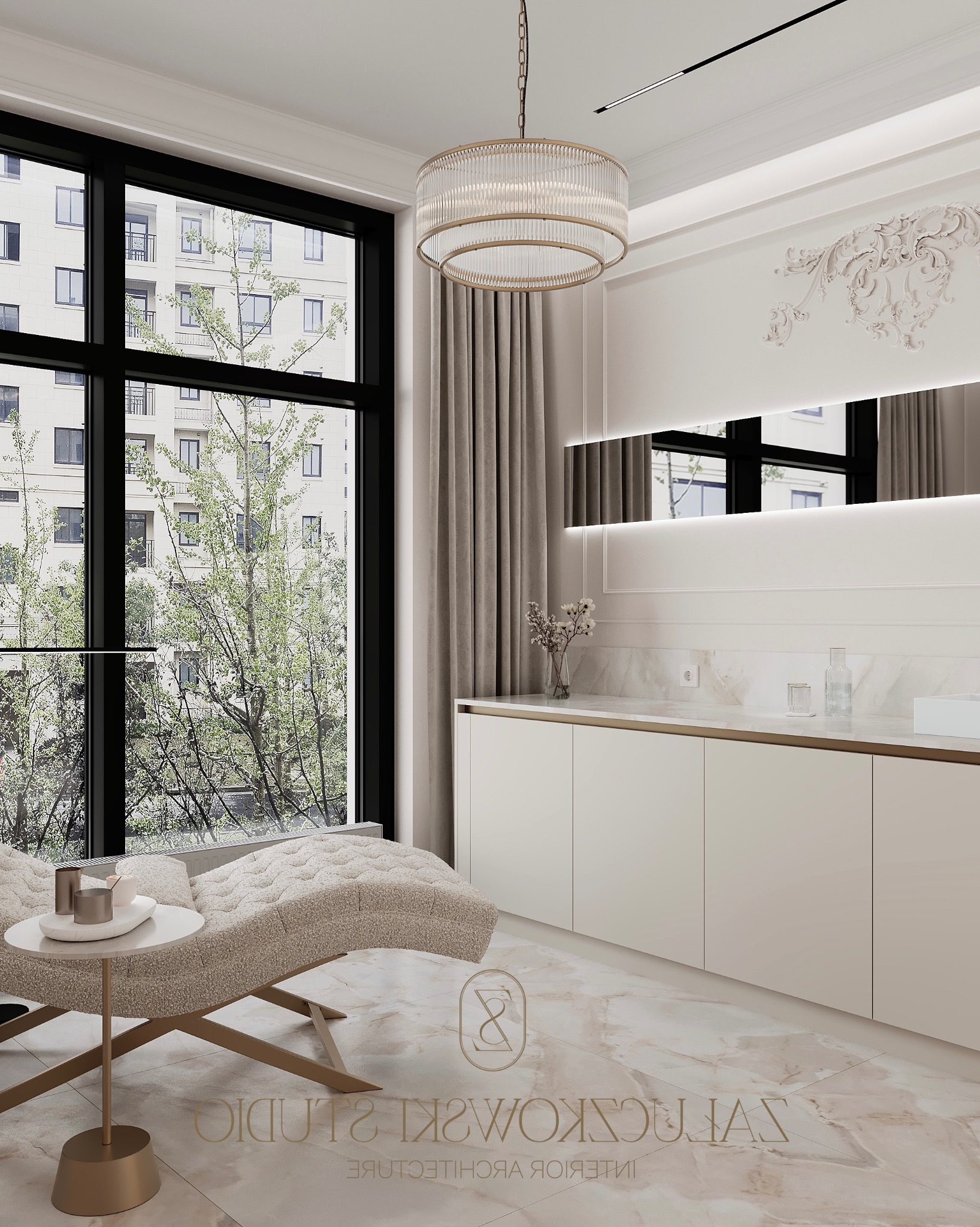 Jasne wnętrze z leżanką przy oknie, ozdobnym żyrandolem i dekoracyjnym ornamentem na ścianie nad szafkami.