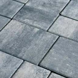 Szara kostka betonowa ułożona w jodełkę, widok z góry, delikatna faktura powierzchni.