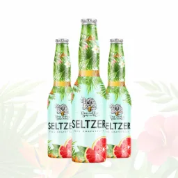 Trzy butelki seltzer z motywem tropikalnym, ozdobione grafiką liści palmowych, kwiat&oacute;w i plasterk&oacute;w r&oacute;żowego grejpfruta, na białym tle z delikatnymi motywami roślinnymi.