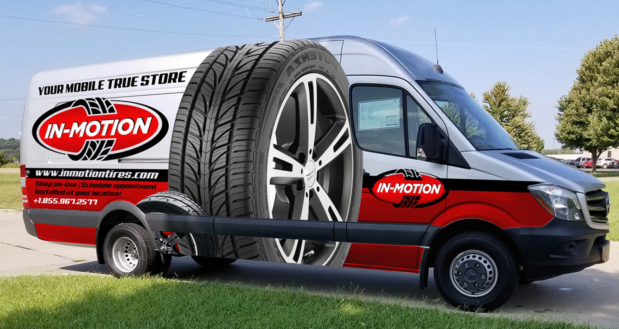 Srebrny van z czerwonymi akcentami i dużym logo 'In-Motion', z wizualizacją opony i felgi nałożoną na bok pojazdu, stojący na trawie.