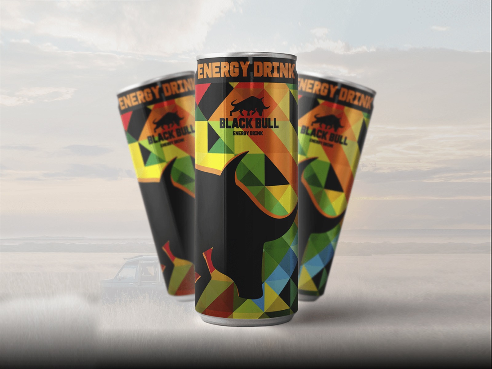 Trzy puszki napoju energetycznego z motywem geometrycznym i sylwetką byka na tle krajobrazu z samochodem.
