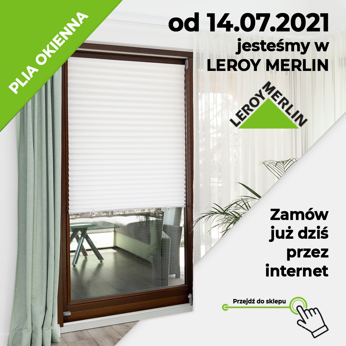 Okno z plisą okienną w brązowej ramie, zasłona w tle, reklama z logo Leroy Merlin i wezwaniem do zamówienia online.