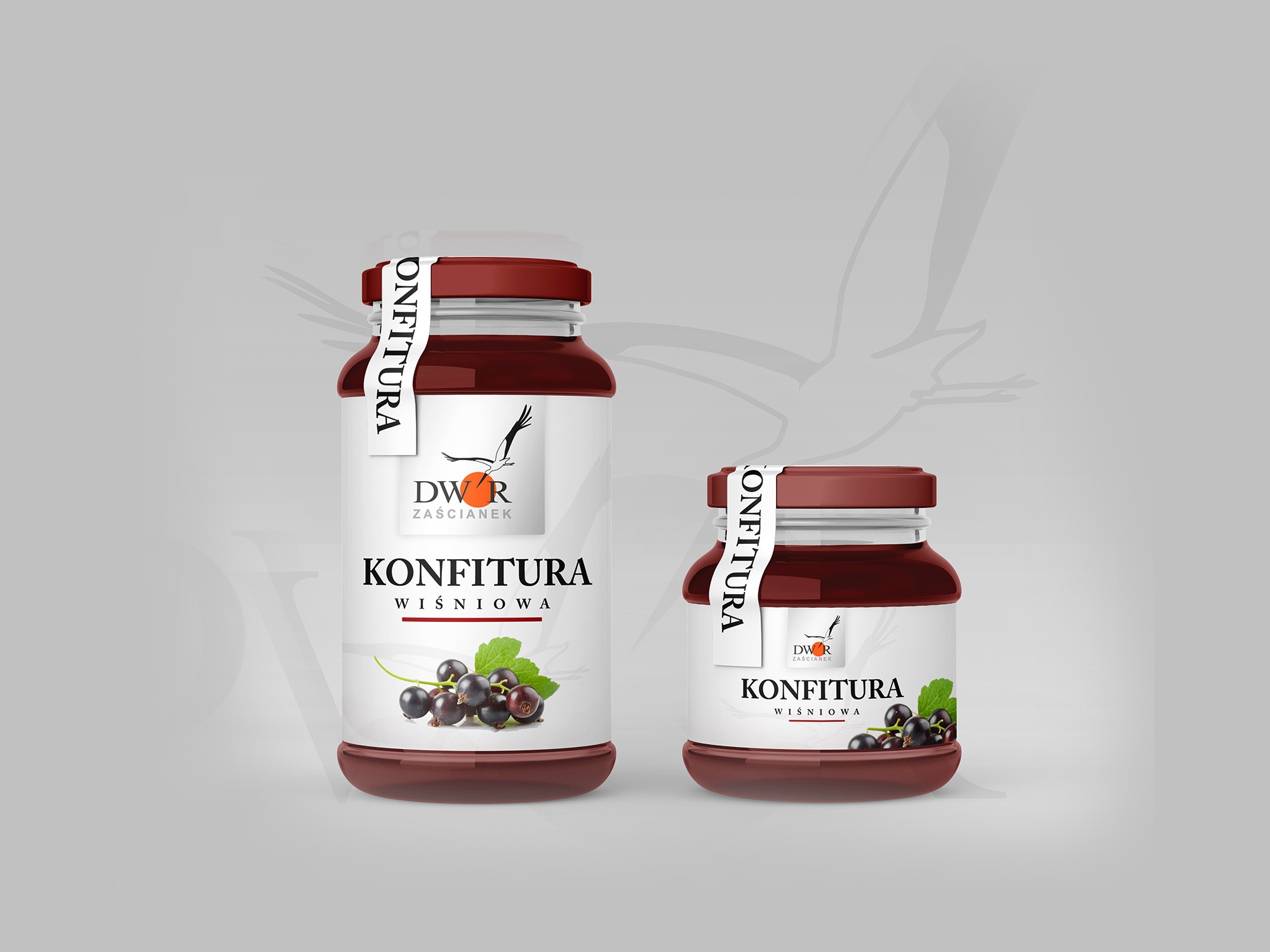 Dwie słoiki wiśniowej konfitury Dwor Zaścianek, różniące się rozmiarem, z etykietami i ilustracją czarnej porzeczki, na jasnoszarym tle z delikatnym cieniem logo.