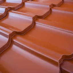 Błyszczące, brązowe dachówki ceramiczne ułożone w regularny wzór, widok z bliska, podkreślone światłem odbijającym się od powierzchni.