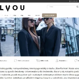 Strona główna sklepu internetowego z odzieżą marki Olvou, prezentująca modelki w czarnych garniturach na tle nowoczesnej architektury miejskiej, z widocznym logo i elementami nawigacji.