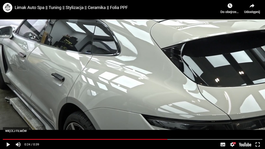 Błyszczący, jasny samochód po zabiegach detailingowych, z widocznymi refleksami świetlnymi na karoserii, prezentowany z bliskiej perspektywy.