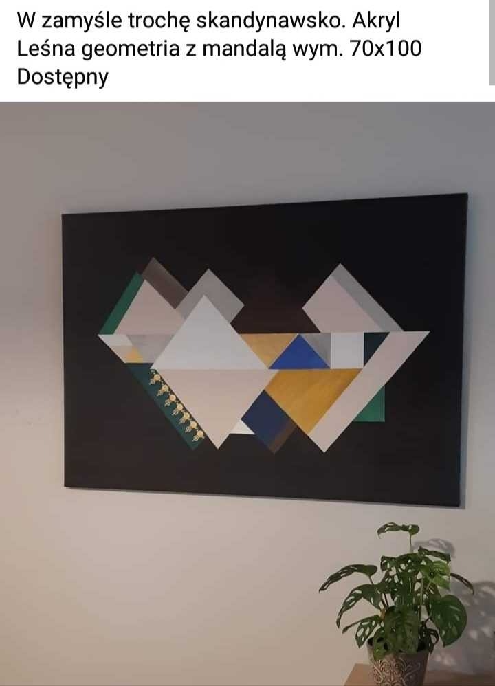 Geometryczny obraz akrylowy w stylu skandynawskim, z motywem leśnym i elementami mandali, zawieszony na ścianie, z rośliną doniczkową w kadrze.