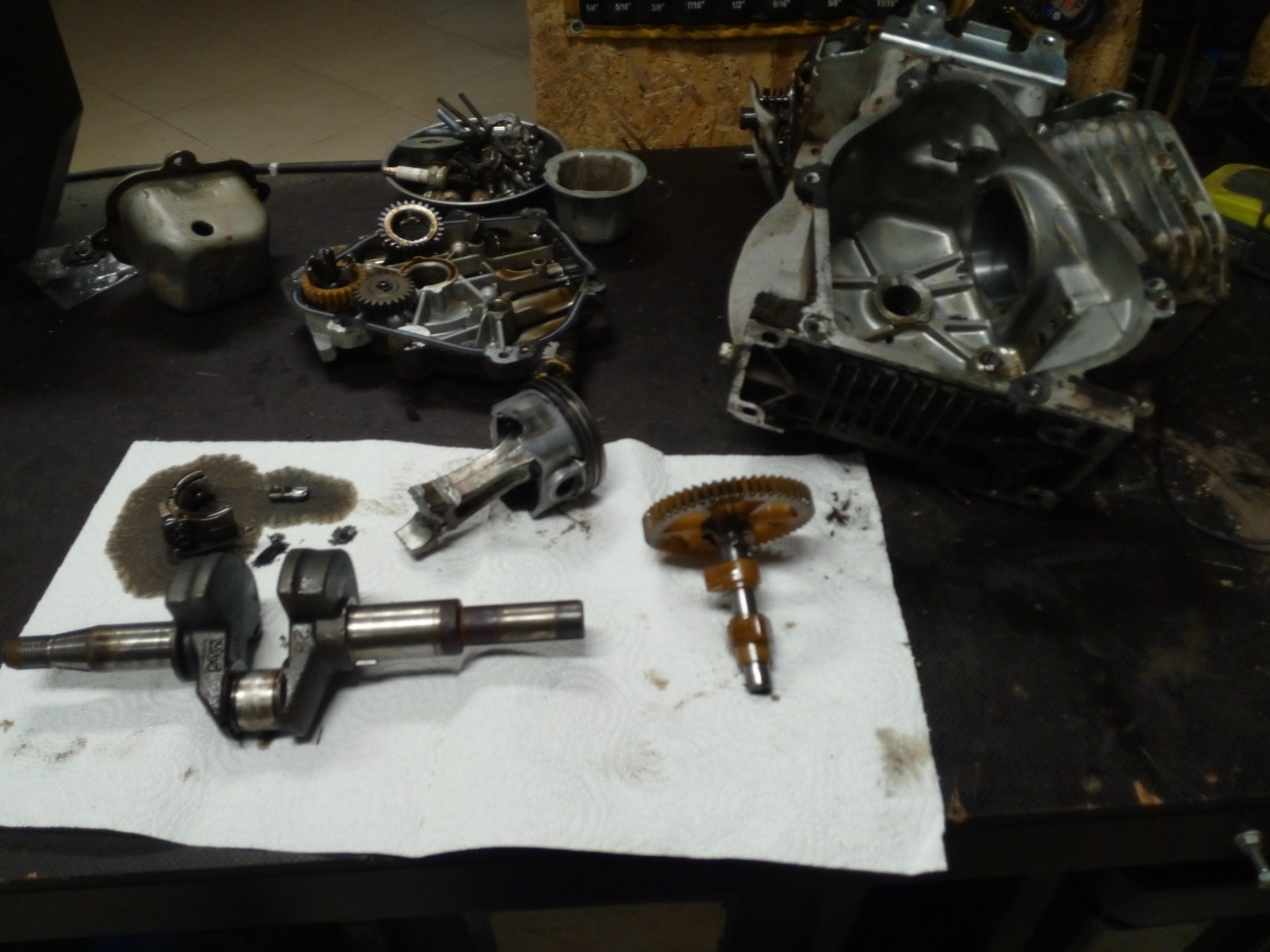 Rozebrany uszkodzony silnik