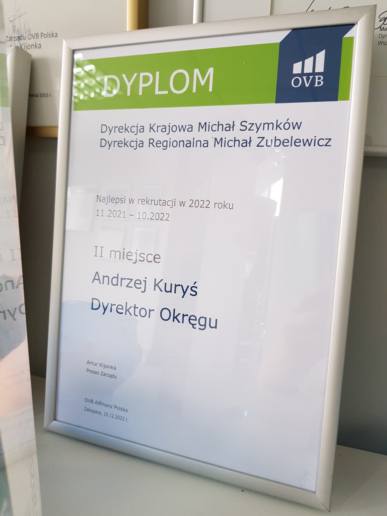 Dyplom w srebrnej ramce, przyznany przez OVB Allfinanz Polska za II miejsce w rekrutacji w 2022 roku dla Andrzeja Kurysia, Dyrektora Okręgu.