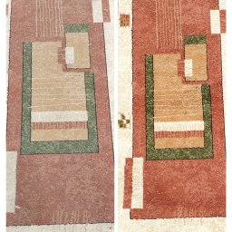 Dan-Bud - Dwa ujęcia tego samego dywanu z geometrycznym wzorem, lewe zdjęcie przedstawia dywan przed czyszczeniem, prawe po czyszczeniu, widoczne różnice w kolorze i usunięcie zabrudzeń.