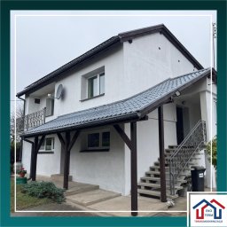 Docieplenie wykończone klejem i barwionym gruntem, przygotowane pod tynkowanie jako kolejny krok inwestycji.
Styropian grafitowy 15 cm 0,032
