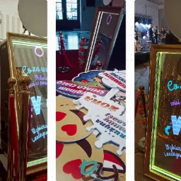 Zestaw trzech ujęć: złota fotobudka z neonowym napisem 'Co za we...'; rekwizyty do zdjęć, w tym tabliczki z napisami i czerwony sznur oddzielający; oraz zespół muzyczny w tle, widoczny w odbiciu...