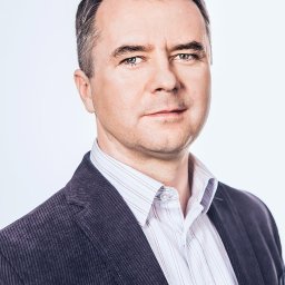 Studio Migafka - Portret biznesowy mężczyzny w prążkowanej koszuli i sztruksowej marynarce na jasnym tle.