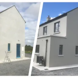 Porównanie elewacji domu przed i po malowaniu: surowy beton z zabezpieczonymi oknami vs. świeżo pomalowana, szara fasada z czarnymi ramami okiennymi i drzwiami.