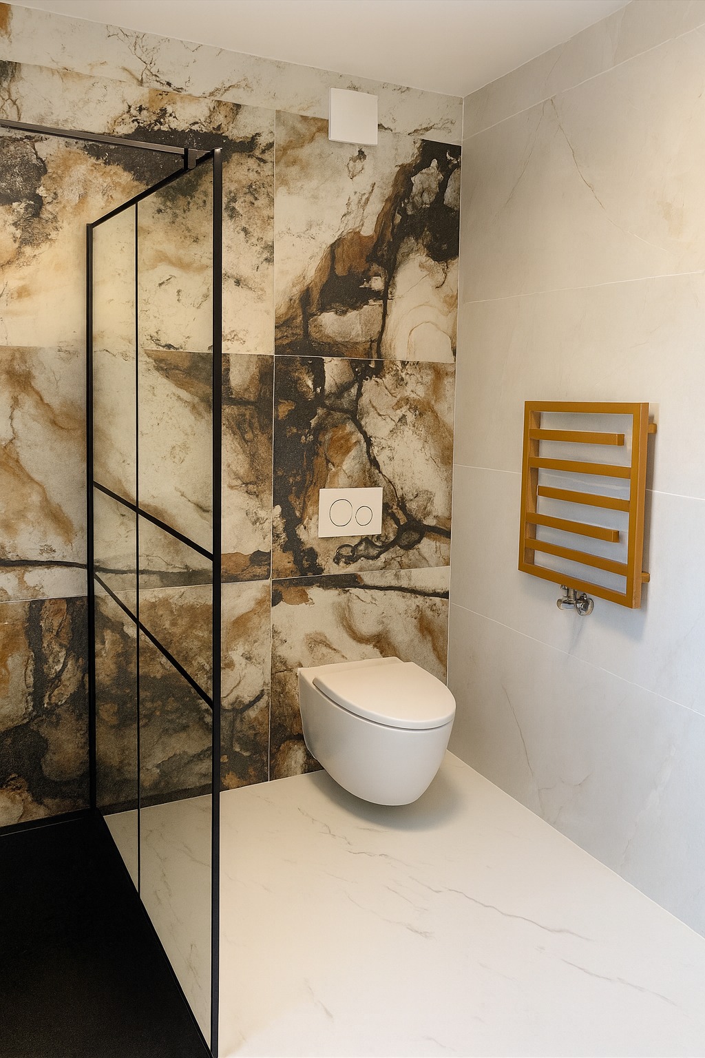 Nowoczesna łazienka z kabiną typu walk-in, marmurowymi płytkami w odcieniach brązu i beżu oraz grzejnikiem drabinkowym w kolorze drewna.