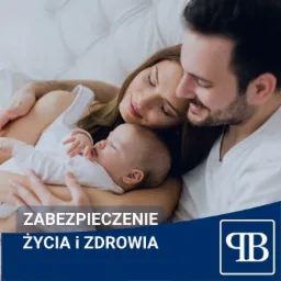 Szczęśliwa rodzina: mama, tata i śpiące niemowlę, leżący na białej pościeli, z logo firmy ubezpieczeniowej w prawym dolnym rogu.