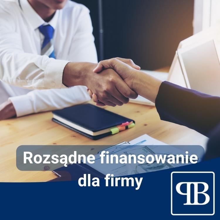 Uścisk dłoni nad biurkiem z notatnikiem z kolorowymi zakładkami i dokumentami, symbolizujący zawarcie umowy o finansowanie firmy.
