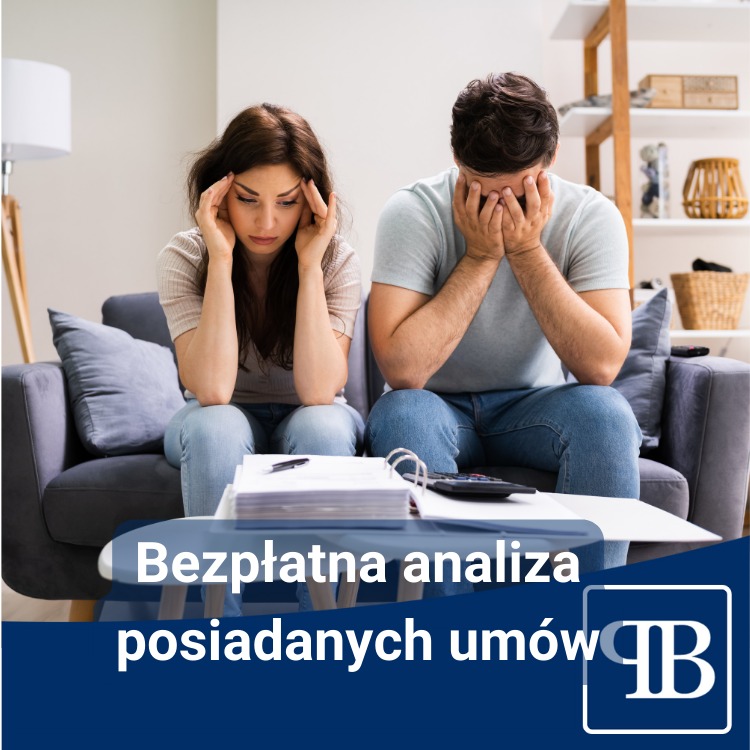 Para siedząca na kanapie z głowami w dłoniach, zaniepokojona stosem dokumentów i kalkulatorem na stoliku kawowym. W tle widoczny regał i lampa.