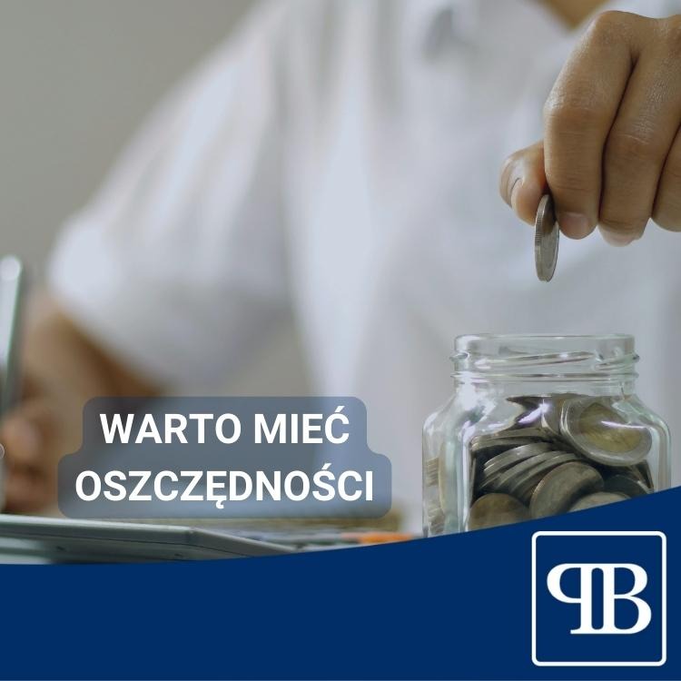 Ręka wrzuca monetę do słoika z oszczędnościami, obok kalkulator i napis 'Warto mieć oszczędności', w tle biała koszula i logo firmy.