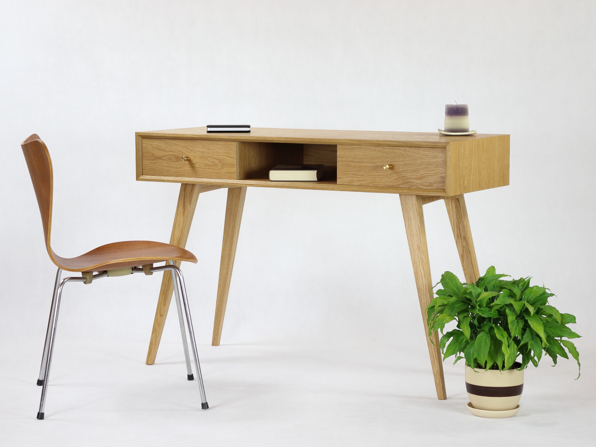 Konsola dębowa w stylu minimalistycznym z mosiężnymi uchwytami.