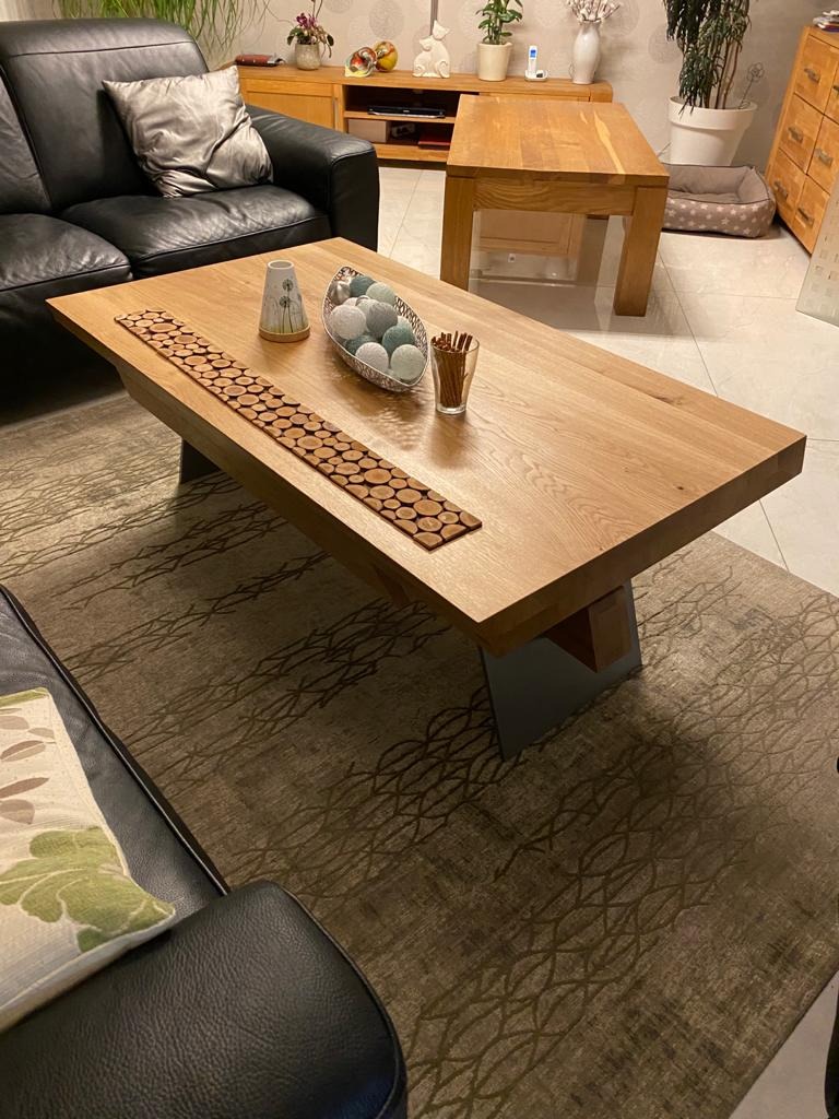 Stolik kawowy z litego drewna dębowego z szufladą. Nogi aluminiowe malowane proszkowo.