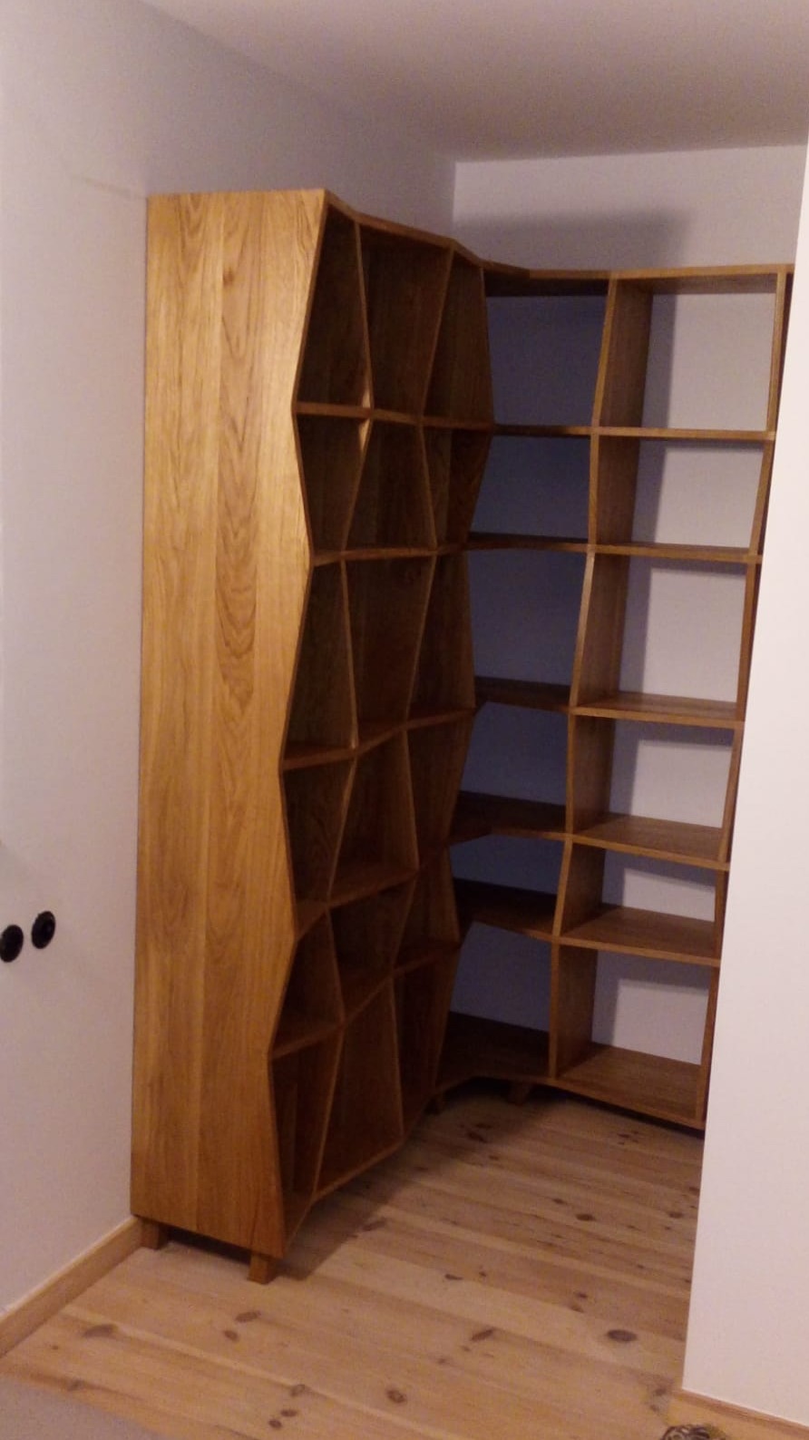 Regał z litego drewna dębowego wykończony olejowoskiem.