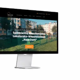 Ekran monitora wyświetlający stronę internetową spółdzielni mieszkaniowej 'Nasz Dom' z widokiem bloku mieszkalnego i placu zabaw w tle.